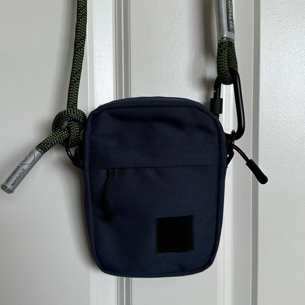 Unsettle co rope crossbody bag navy and green